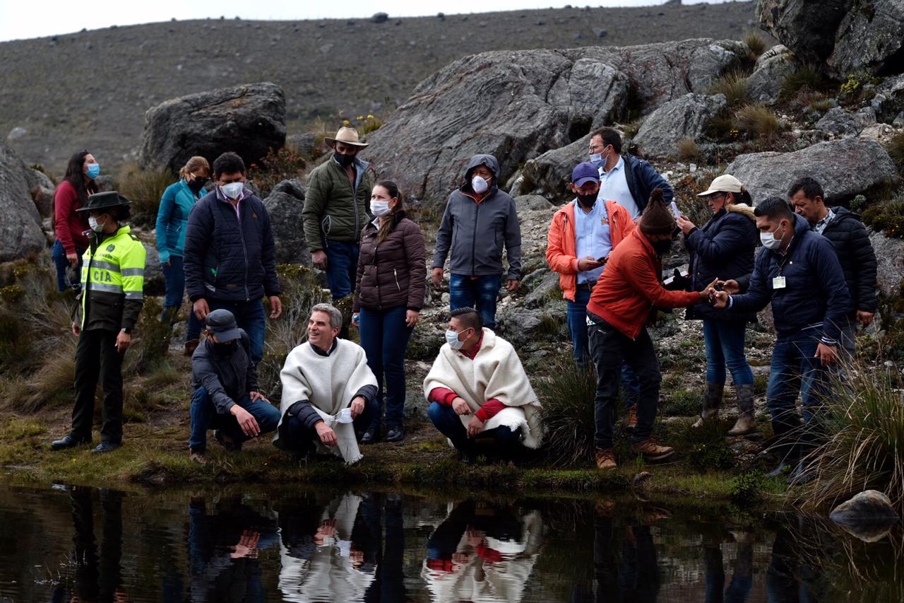 Trabajamos con las comunidades en la protección de los páramos Trabajamos con las comunidades en la protección de los páramos