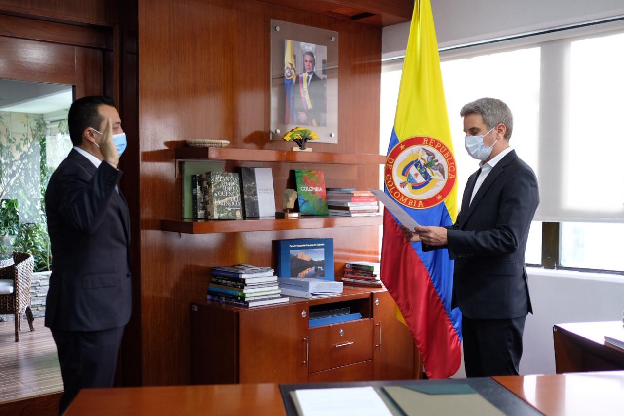 Ministro Correa posesionó al nuevo director de Parques Nacionales Naturales Ministro Correa posesionó al nuevo director de Parques Nacionales Naturales