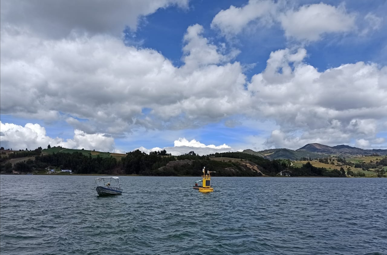 MinAmbiente instala primera boya de monitoreo climatológico para la protección del lago de Tota MinAmbiente instala primera boya de monitoreo climatológico para la protección del lago de Tota
