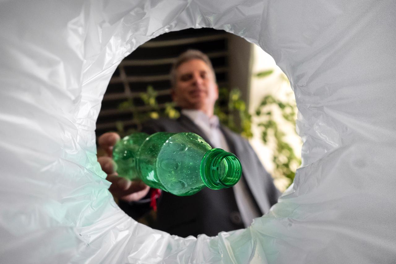 Colombia aspira a que en 2030 el 100 % de los plásticos de un solo uso del mercado sean reutilizables o compostables