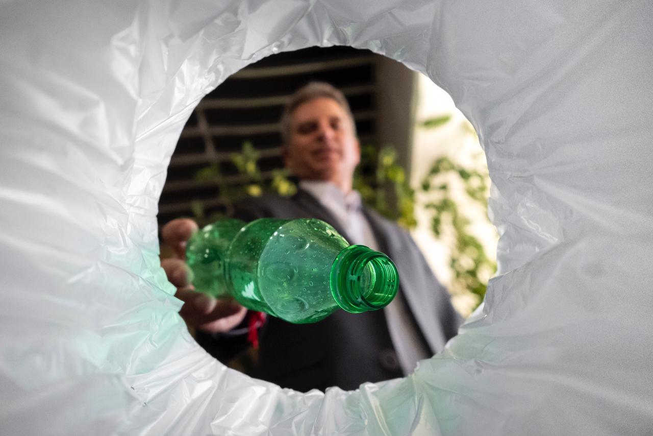 Colombia aspira a que en 2030 el 100 % de los plásticos de un solo uso del mercado sean reutilizables o compostables Colombia aspira a que en 2030 el 100 % de los plásticos de un solo uso del mercado sean reutilizables o compostables