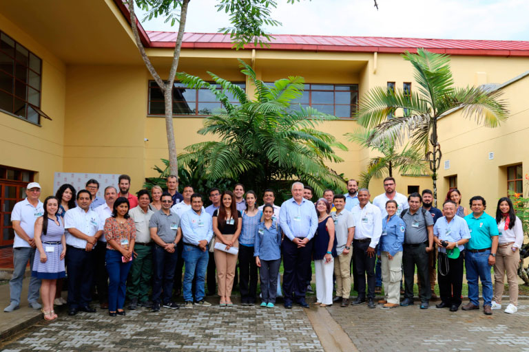 asistentes al primer Encuentro Binacional en implementación de la “Hoja de Ruta con acciones prioritarias para la adecuada gestión y el manejo sostenible de los recursos hídricos para la cuenca transfronteriza del río Putumayo Colombia- Perú", en el mediano y largo plazo