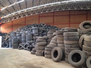 en la imagen se muestra una bodega llena de llantas usadas