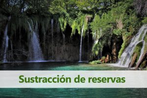 Sustracción de reservas al fondo un lago donde caen varias cascadas pequeñas