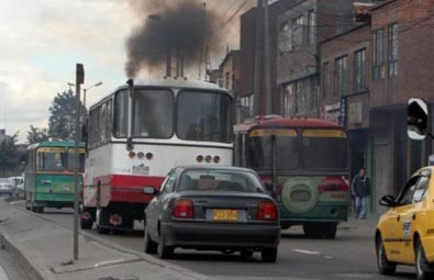 autobús expulsando gases nocivos al ambiente
