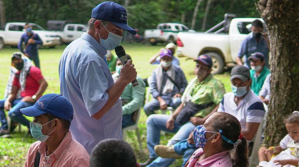 35 familias acuerdan conservar 1.700 hectáreas en las estribaciones de la Sierra de La Macarena 35 familias acuerdan conservar 1.700 hectáreas en las estribaciones de la Sierra de La Macarena