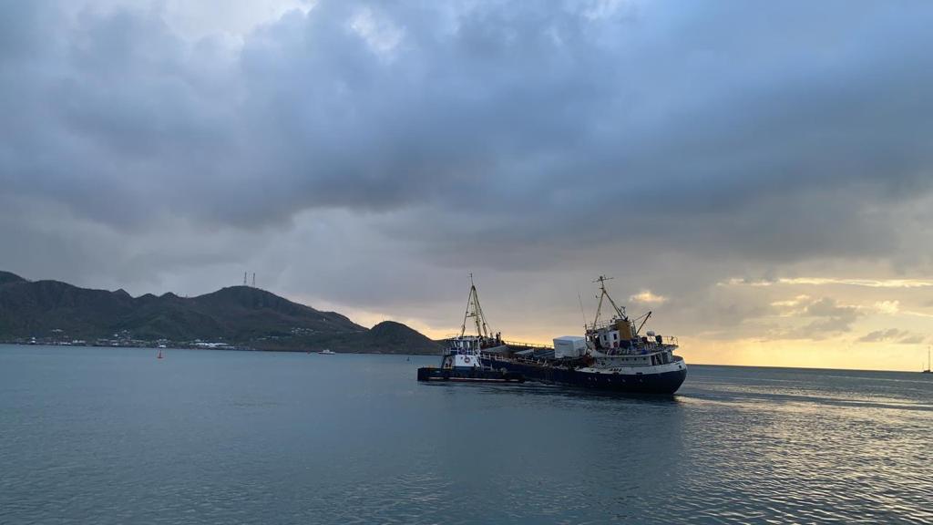 Se logró desencallar buque con 3 mil galones de combustible en Providencia Se logró desencallar buque con 3 mil galones de combustible en Providencia