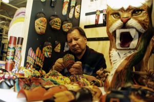 Hombre realizando artesanías en madera