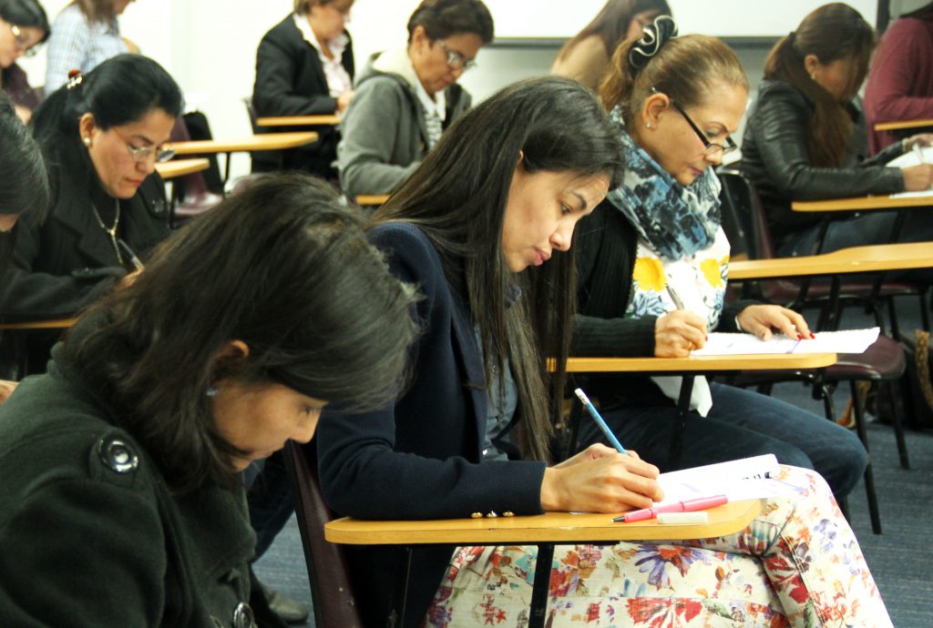 Mujeres redactando textos Imagen de mujeres redactando textos