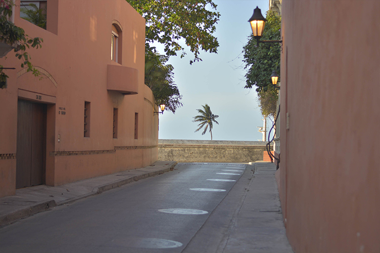 calle cerca al mar, cartagena de indias