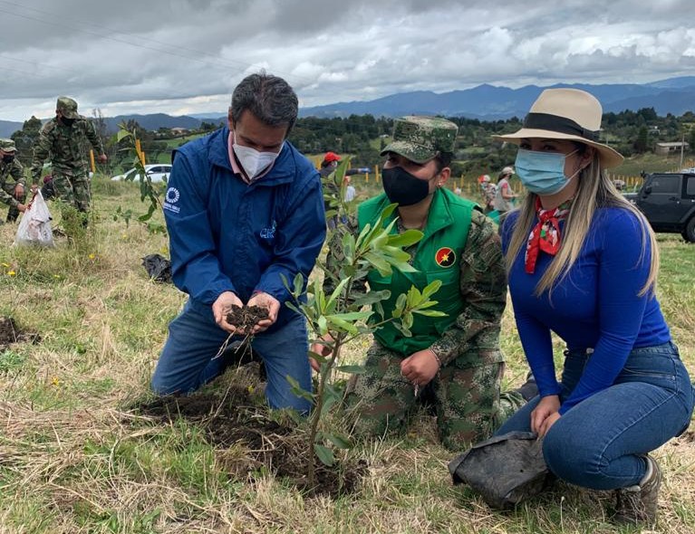 Avanza la restauración de los ecosistemas: en Chía y Montería se sembraron 3500 árboles