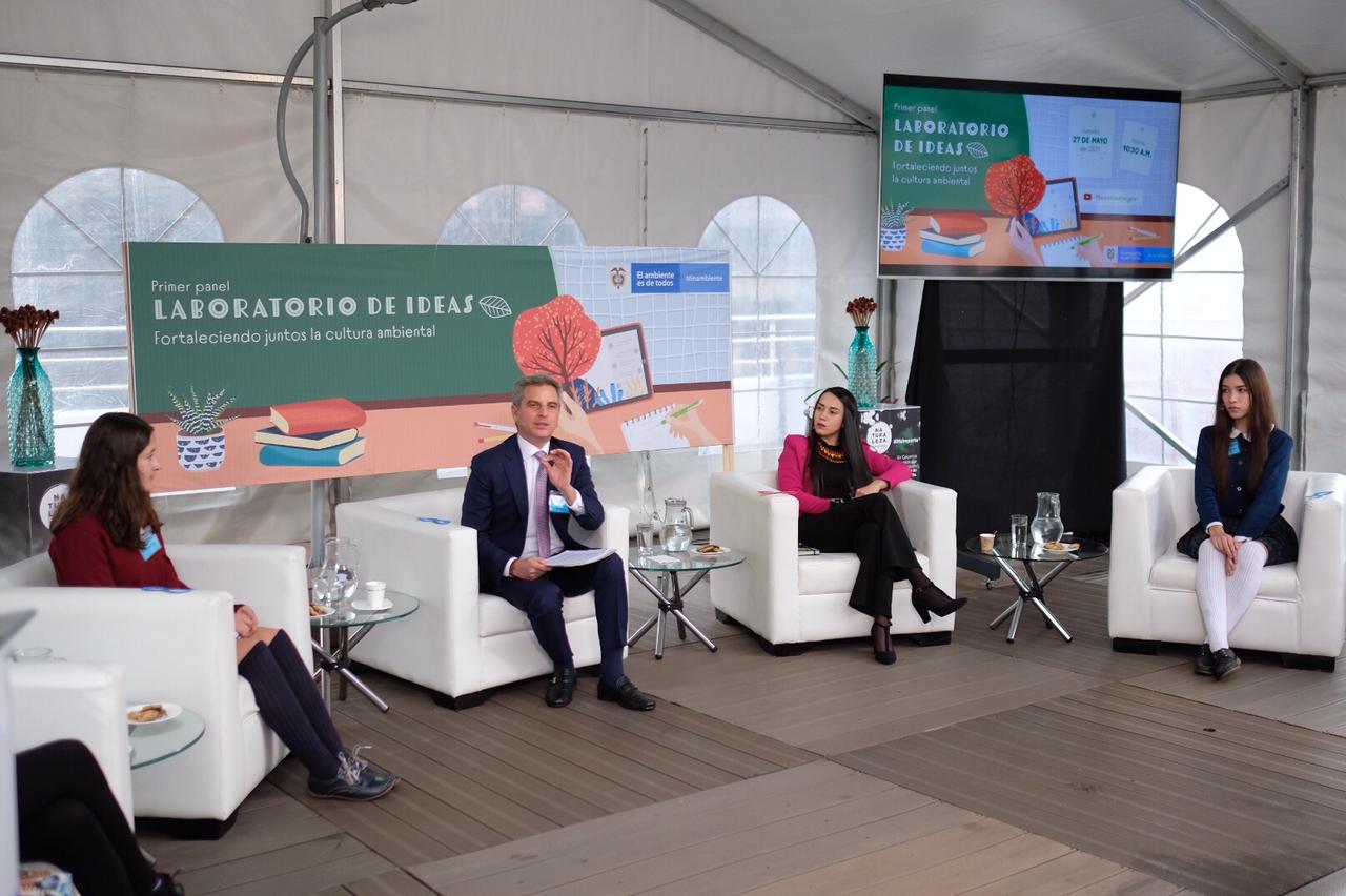 Ministro Correa conversó con jóvenes sobre cómo sería la Escuela Nacional de Educación Ambiental Ministro Correa conversó con jóvenes sobre cómo sería la Escuela Nacional de Educación Ambiental