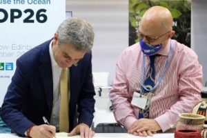 Imagen del momento de la firma del gobierno en la COP26 declarando que protege los océanos