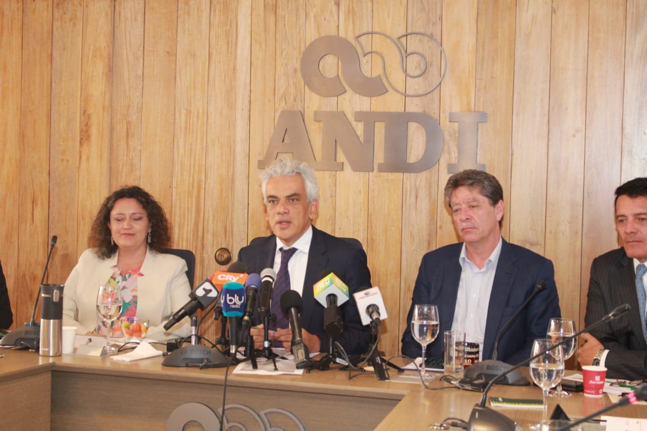 El Gobierno Nacional, la industria y comercio automotriz se comprometen con la implementación de las leyes que buscan mejorar la calidad del aire El Gobierno Nacional, la industria y comercio automotriz se comprometen con la implementación de las leyes que buscan mejorar la calidad del aire