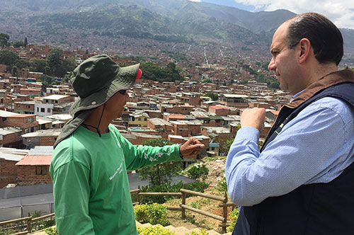 La transformación ambiental y social del “morro de Moravia” es un ejemplo para el país y el mundo: Ministro Gabriel Vallejo
