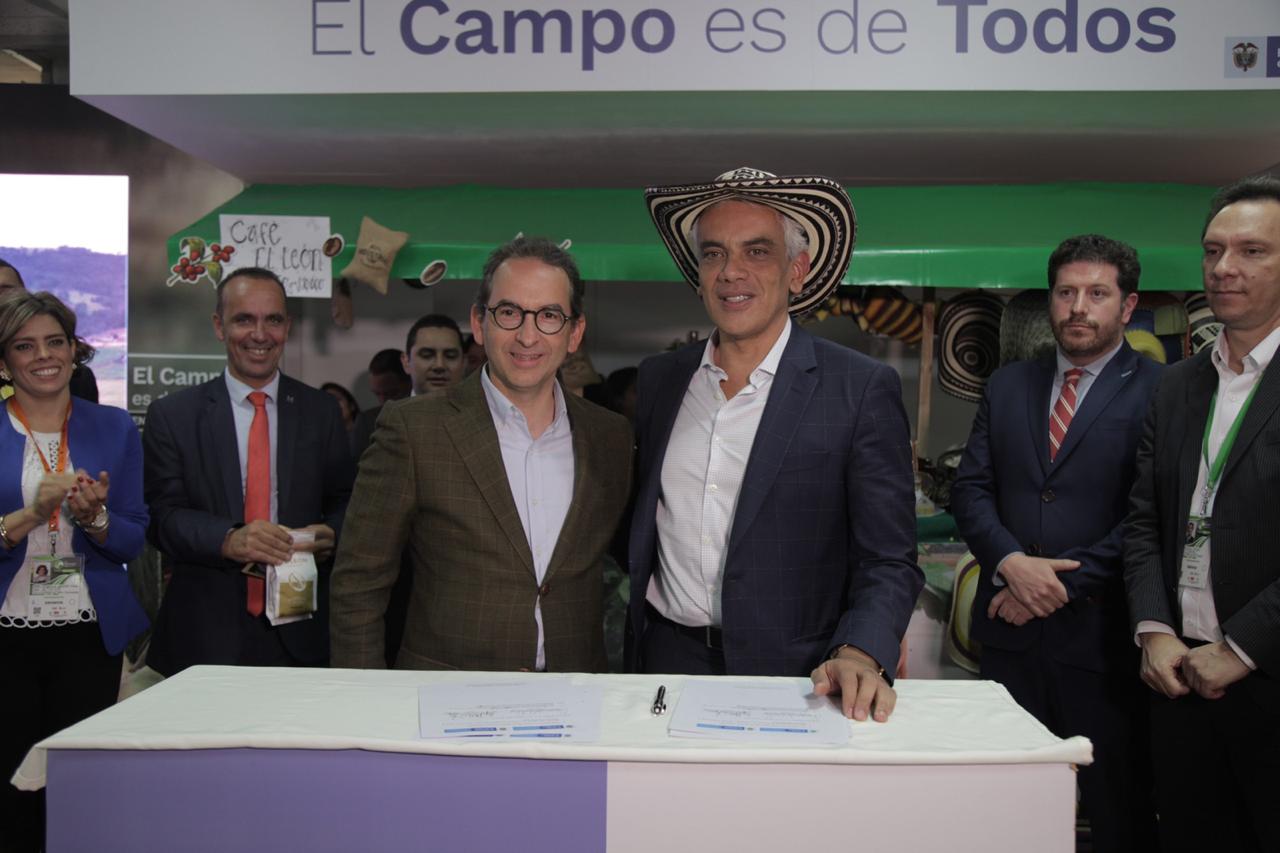 MinAgricultura y MinAmbiente sellan alianza para coordinar inversión de US$60 millones para adelantar producción agropecuaria ambientalmente sostenible MinAgricultura y MinAmbiente sellan alianza para coordinar inversión de US$60 millones para adelantar producción agropecuaria ambientalmente sostenible