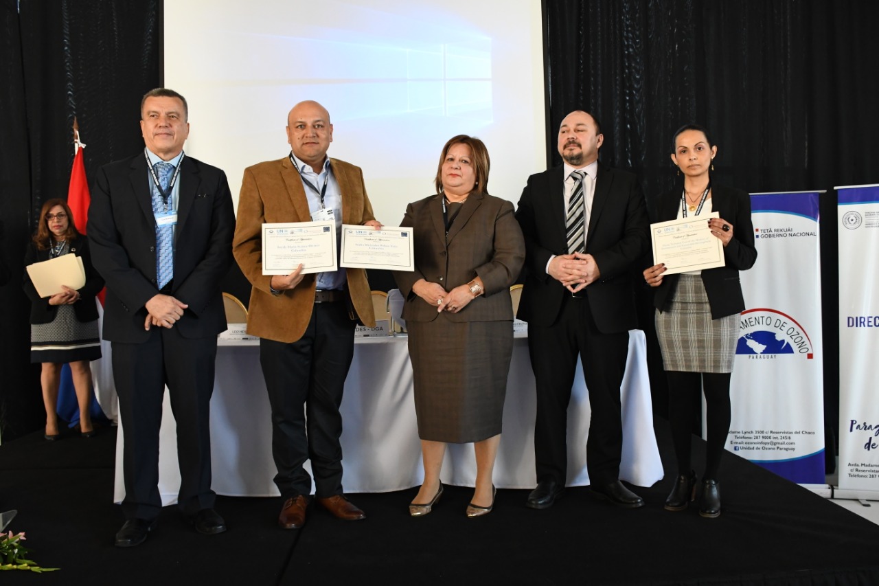 ONU premia a MinAmbiente por su trabajo para la protección de la capa de ozono ONU premia a MinAmbiente por su trabajo para la protección de la capa de ozono