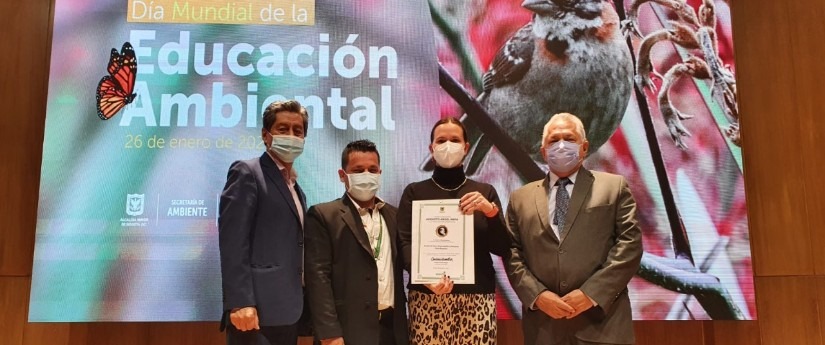Escuela de Selva recibe la condecoración Augusto Ángel Maya a la Educación Ambiental Escuela de Selva recibe la condecoración Augusto Ángel Maya a la Educación Ambiental