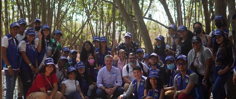Ministro de Ambiente y jóvenes, conquistados por la magia del Aviario Nacional Ministro de Ambiente y jóvenes, conquistados por la magia del Aviario Nacional