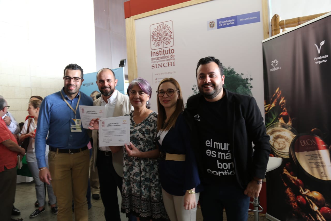 En Bioexpo, Instituto Sinchi y Natura Cosméticos celebraron alianza para promover desarrollo sustentable en la Amazonía colombiana En Bioexpo, Instituto Sinchi y Natura Cosméticos celebraron alianza para promover desarrollo sustentable en la Amazonía colombiana