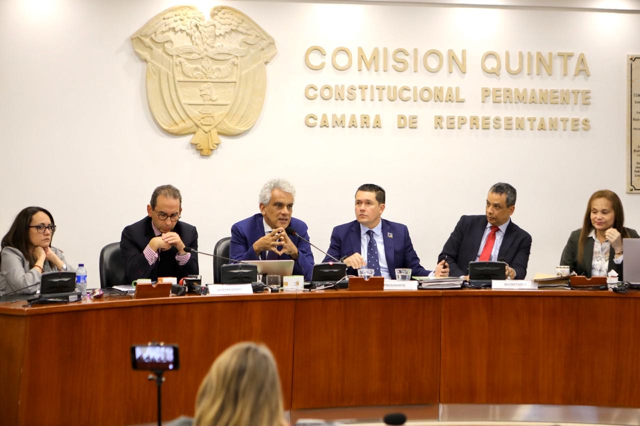 MinAmbiente reiteró que el ‘aleteo’ está prohibido en Colombia MinAmbiente reiteró que el ‘aleteo’ está prohibido en Colombia