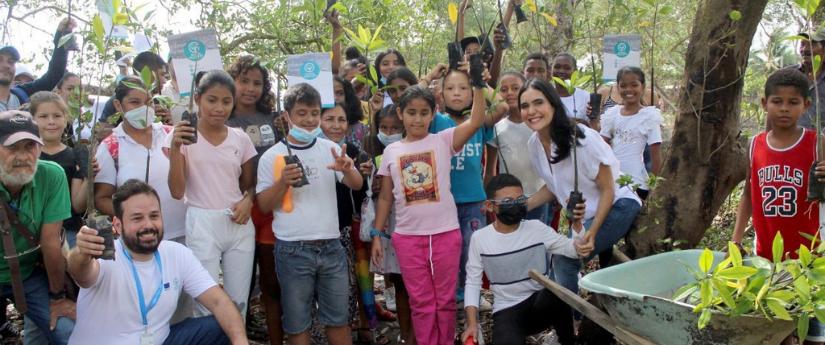 En una jornada de integración, venezolanos y colombianos sembraron 300 mangles En una jornada de integración, venezolanos y colombianos sembraron 300 mangles