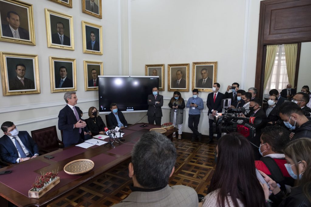ministro carlos correa exponiendo en cumbre de los oceános