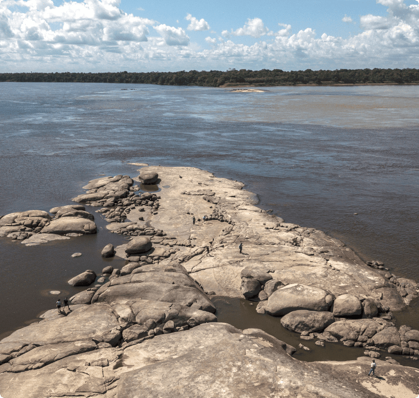 roca a la orilla de un rio caudaloso