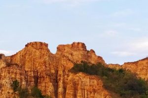 foto panoramica de sistema de montañas rocosas