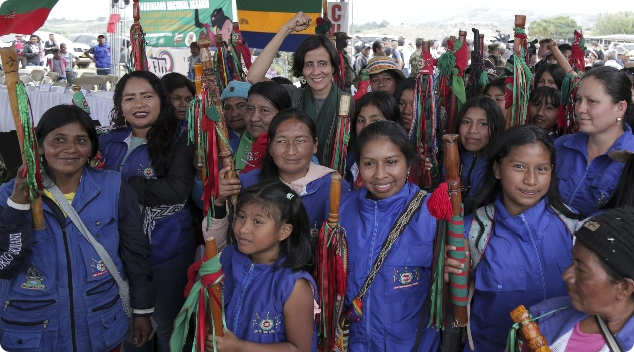 Ministra Susana Muhammad reunida con un mujeres indígenas