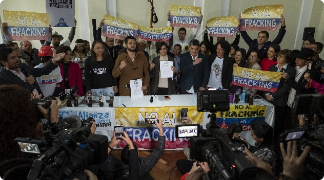 Ministra Susana Muhammad reunida con un grupo de personas con pancartas con la frase "no al fracking"