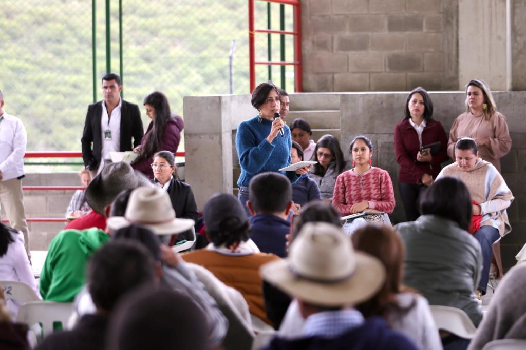 ‘Honramos el compromiso de trabajar con los campesinos que son quienes protegen el páramo’: Muhamad