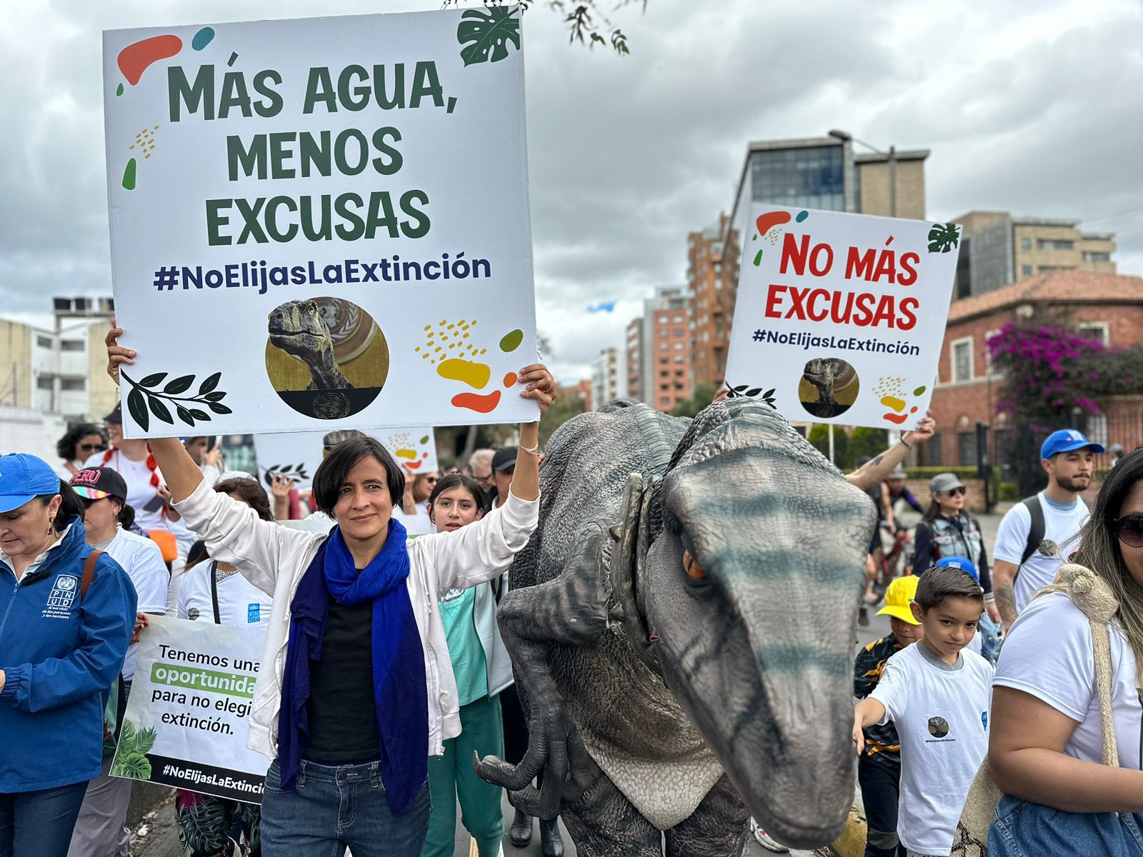 Ministra de Ambiente y dinosaurio Frankie advierten que vamos a tener extinciones masivas si no actuamos Ministra de Ambiente y dinosaurio Frankie advierten que vamos a tener extinciones masivas si no actuamos
