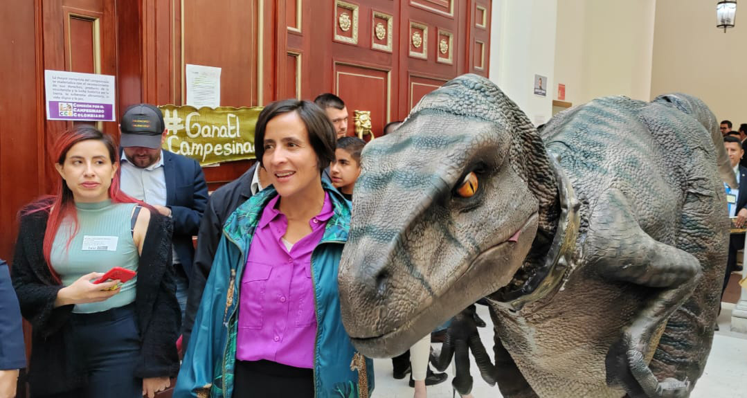 No al fracking en Colombia, mensaje de la Ministra de Ambiente y el dinosaurio Frankie al interrumpir Plenaria en el Congreso No al fracking en Colombia, mensaje de la Ministra de Ambiente y el dinosaurio Frankie al interrumpir Plenaria en el Congreso