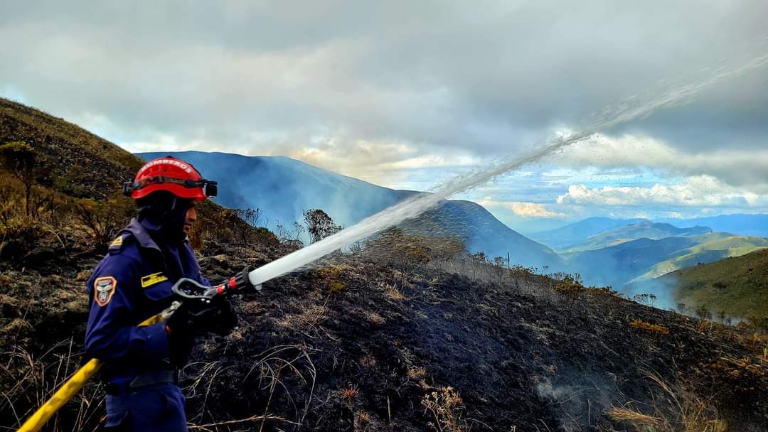 100 hombres de apoyo llegan para apagar el incendio en el páramo Iguaque-Merchán 100 hombres de apoyo llegan para apagar el incendio en el páramo Iguaque-Merchán