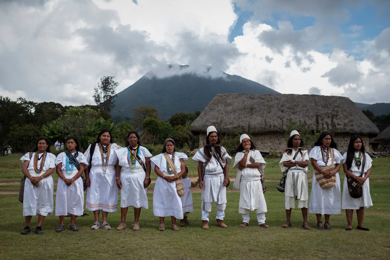 ¿Qué pueblos indígenas de Colombia mantienen tradiciones vivas y cómo se expresan hoy?
