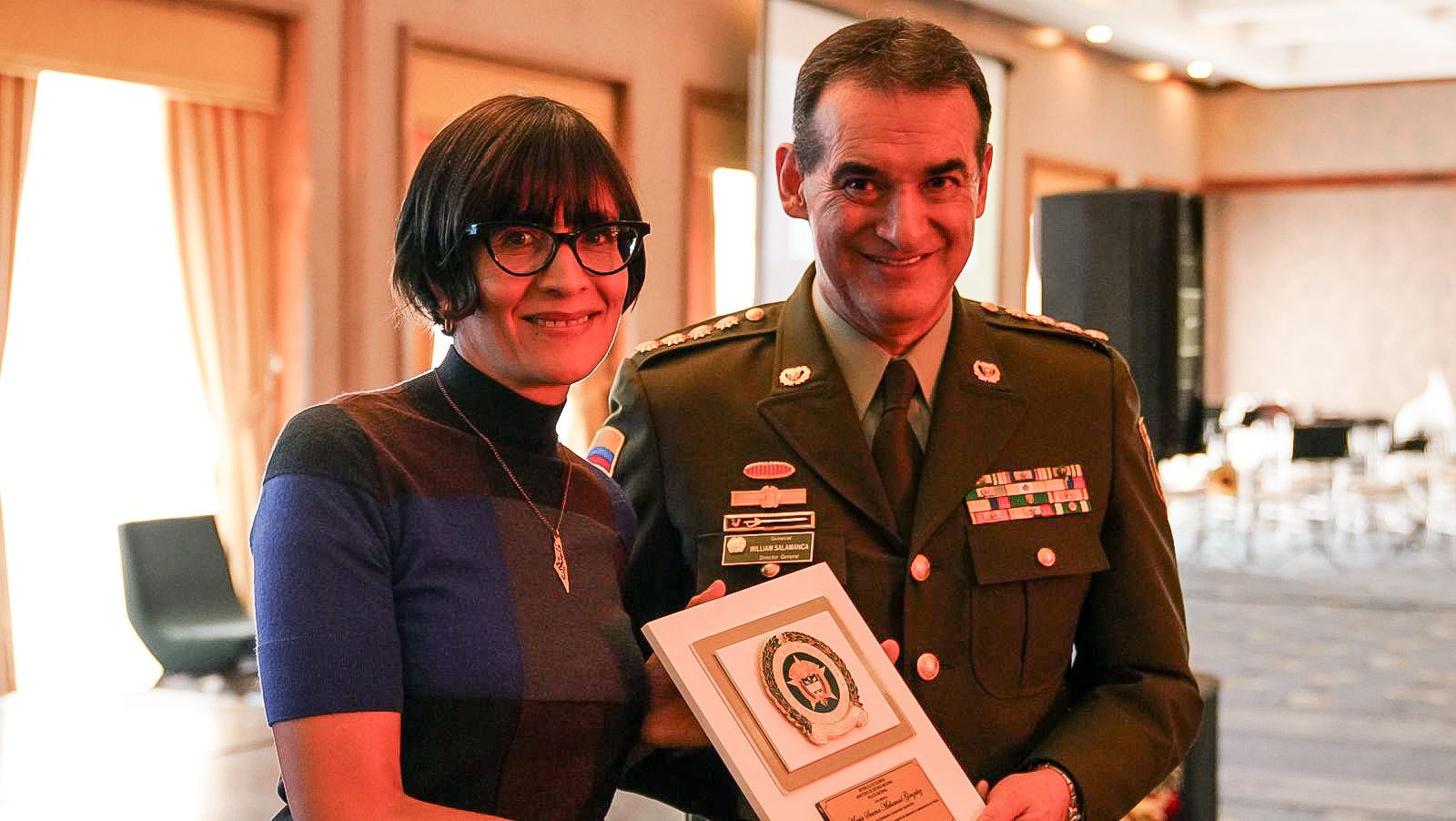 Ministra de Ambiente es reconocida por la Policía Nacional por compromiso ambiental y lucha contra economías ilícitas Ministra de Ambiente es reconocida por la Policía Nacional por compromiso ambiental y lucha contra economías ilícitas