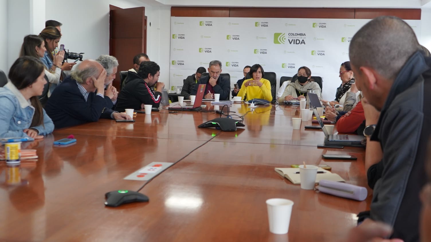 Ministra Muhamad dialoga y traza hoja de ruta con ambientalistas, científicos y expertos ante preocupaciones sobre pesca incidental de tiburones y rayas Ministra Muhamad dialoga y traza hoja de ruta con ambientalistas, científicos y expertos ante preocupaciones sobre pesca incidental de tiburones y rayas