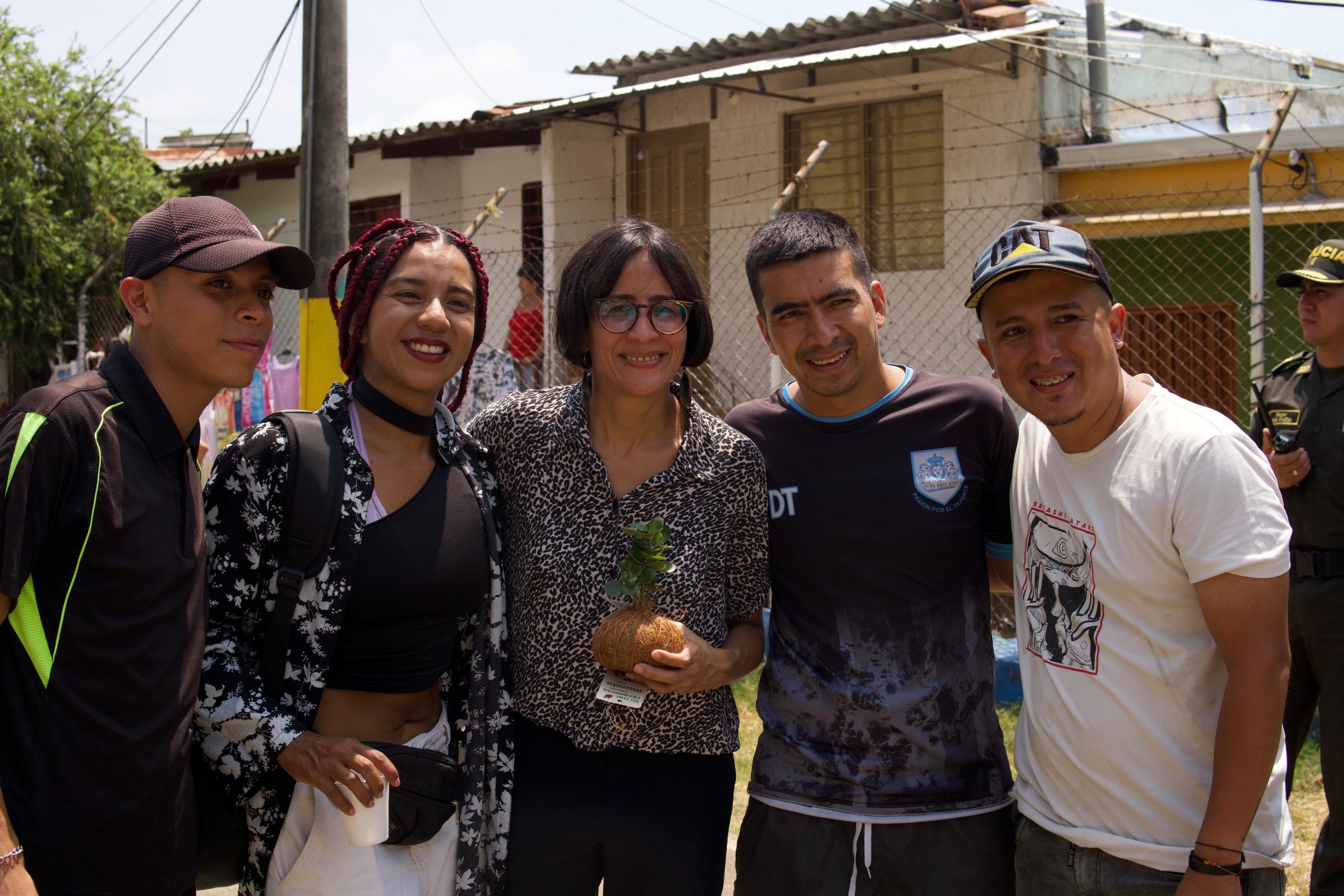 Cali da ejemplo: comunidades de Siloé adelantan acciones en pro de la Paz con Naturaleza Cali da ejemplo: comunidades de Siloé adelantan acciones en pro de la Paz con Naturaleza