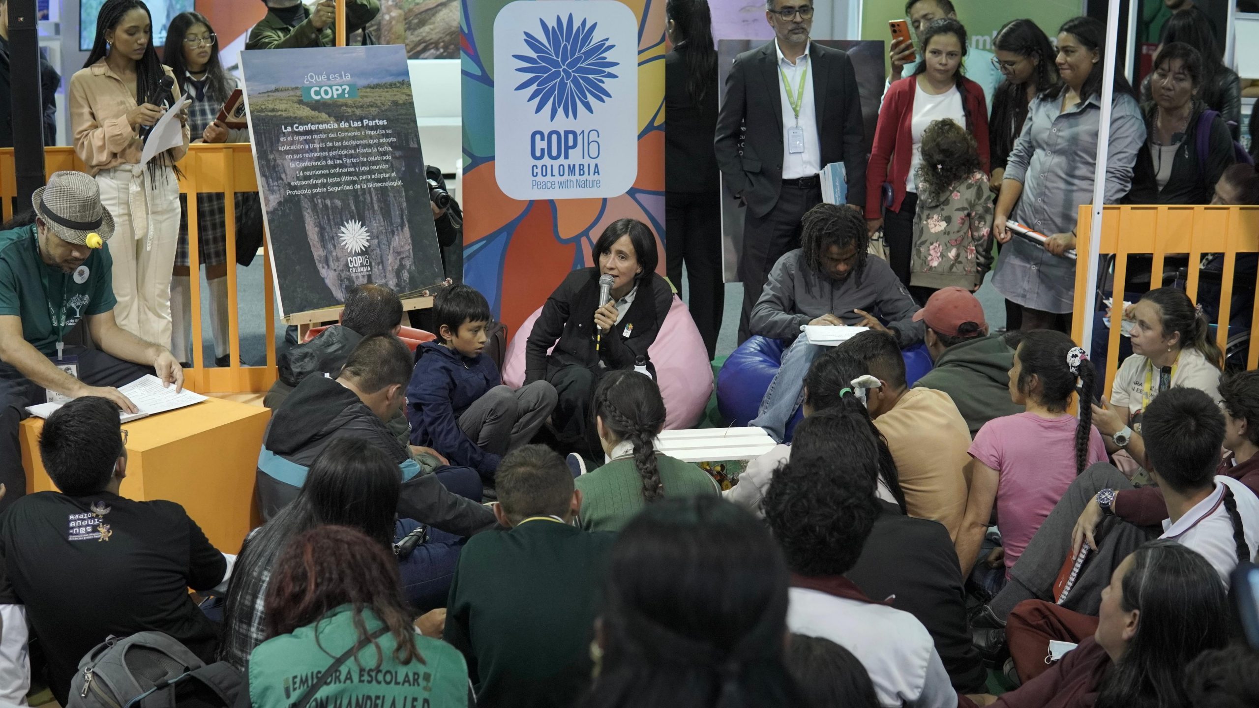 En la FILBo, MinAmbiente presenta el primer libro braille sobre cambio climático En la FILBo, MinAmbiente presenta el primer libro braille sobre cambio climático