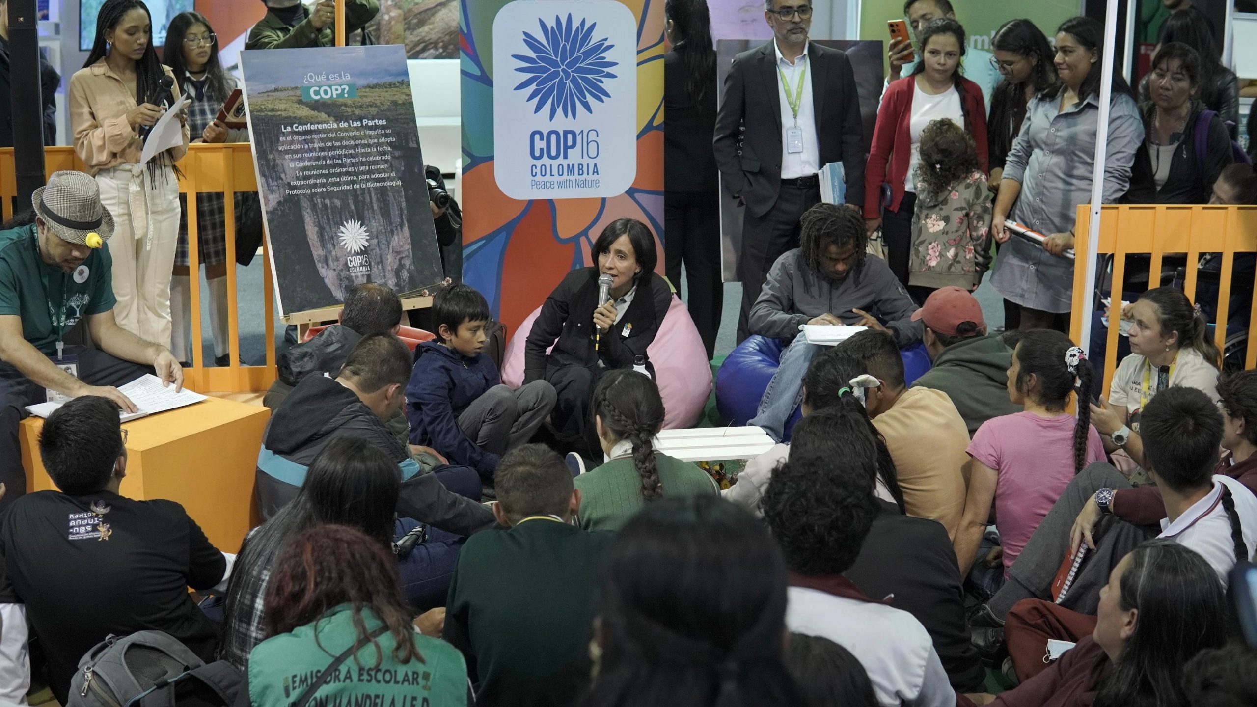 En la FILBo, MinAmbiente presenta el primer libro braille sobre cambio climático