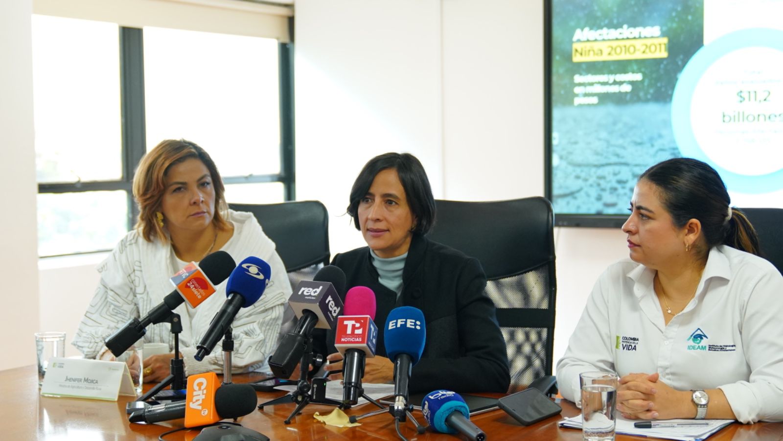 MinAmbiente pide a alcaldes y gobernadores acelerar prevención ante lluvias, derrumbes y ciclones MinAmbiente pide a alcaldes y gobernadores acelerar prevención ante lluvias, derrumbes y ciclones