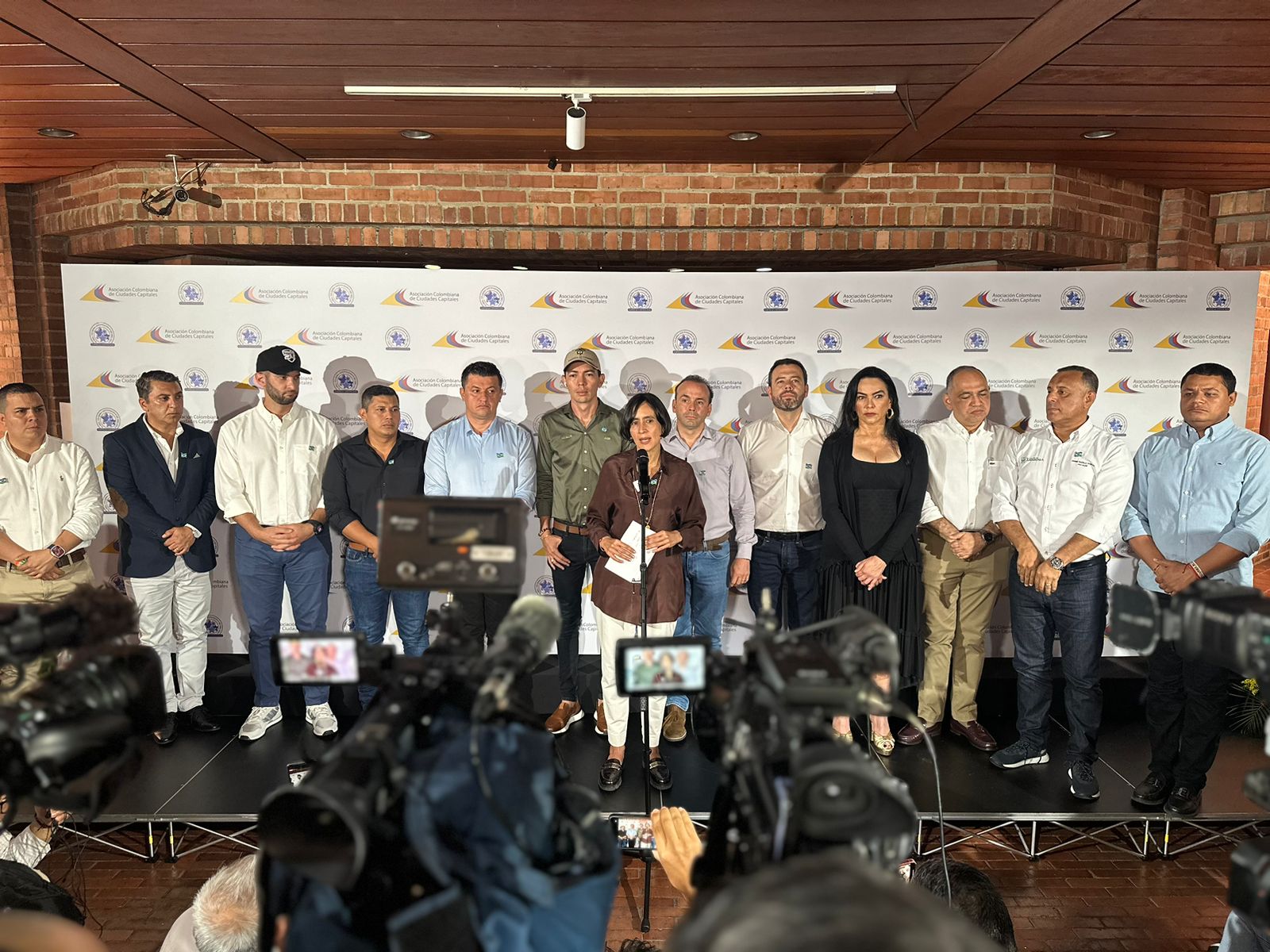 Ministra Susana Muhamad y alcaldes de capitales se unen “Rumbo a la COP16”: Una alianza sin precedentes Ministra Susana Muhamad y alcaldes de capitales se unen “Rumbo a la COP16”: Una alianza sin precedentes