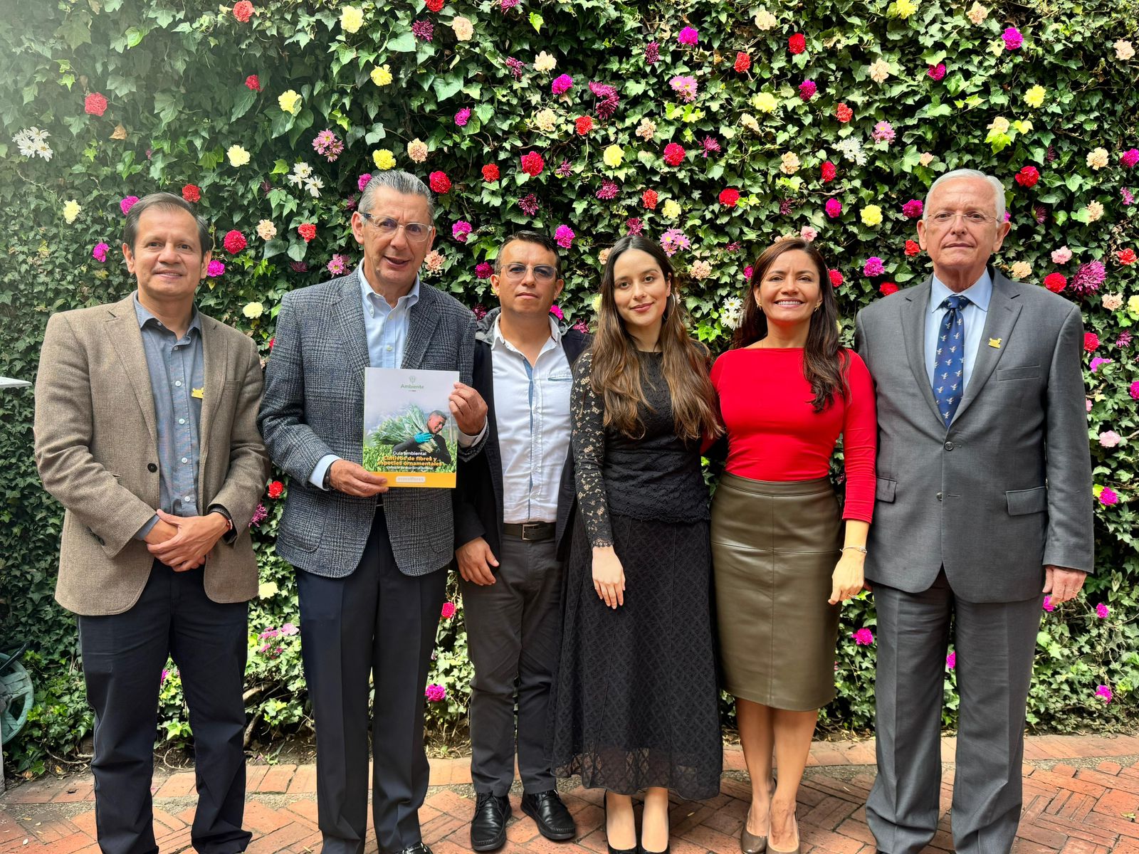 Minambiente lanza guía de buenas prácticas para cultivos de flores
