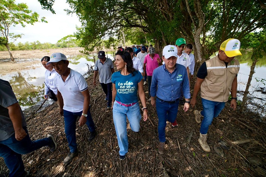 Gobierno derriba jarillones irregulares y entrega tierras a afectados por inundaciones en Córdoba
